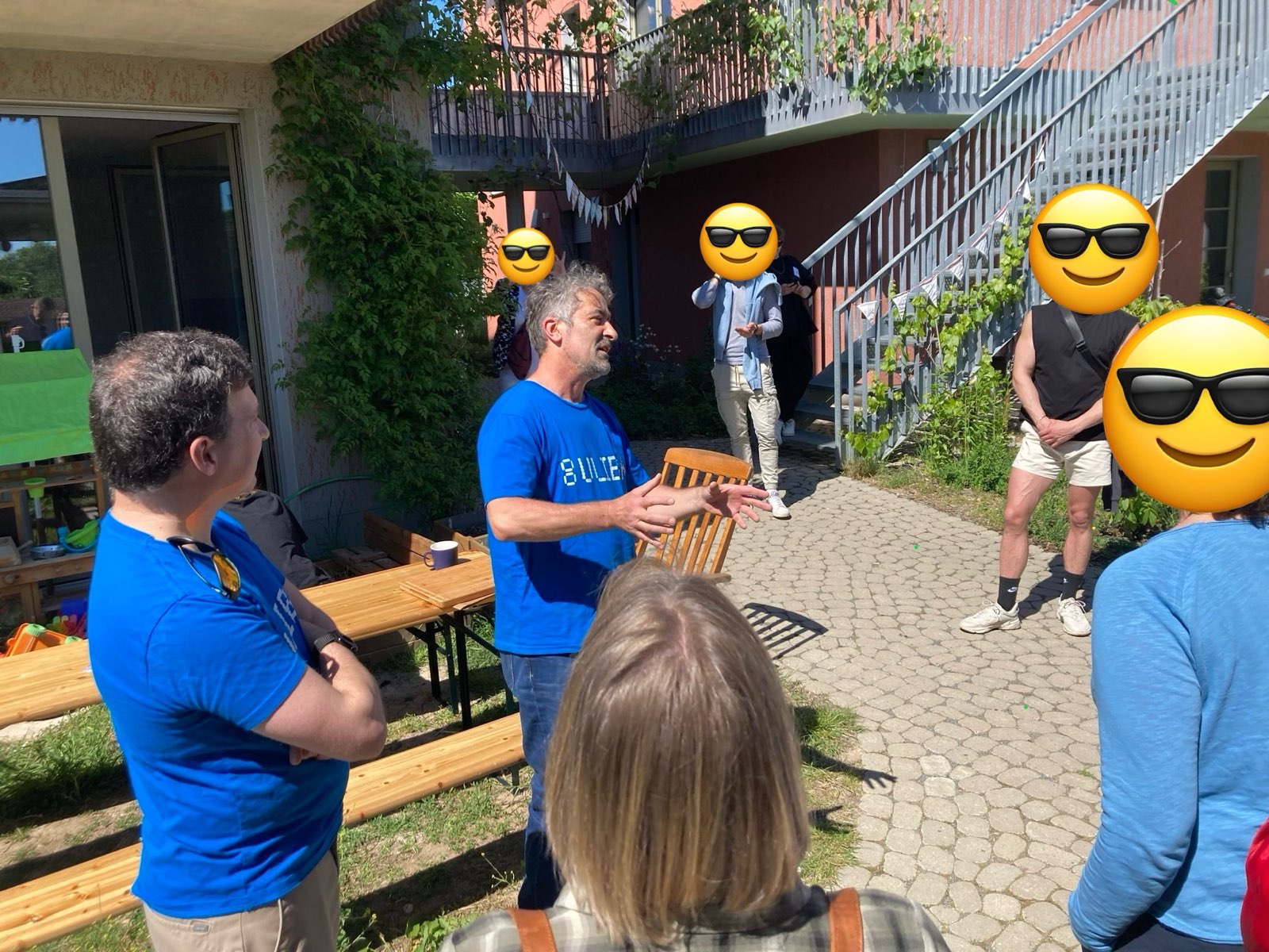 2 Bewohner:innen von Doppelpunkt Uliba erklären interessierten Besucher:innen das Projekt